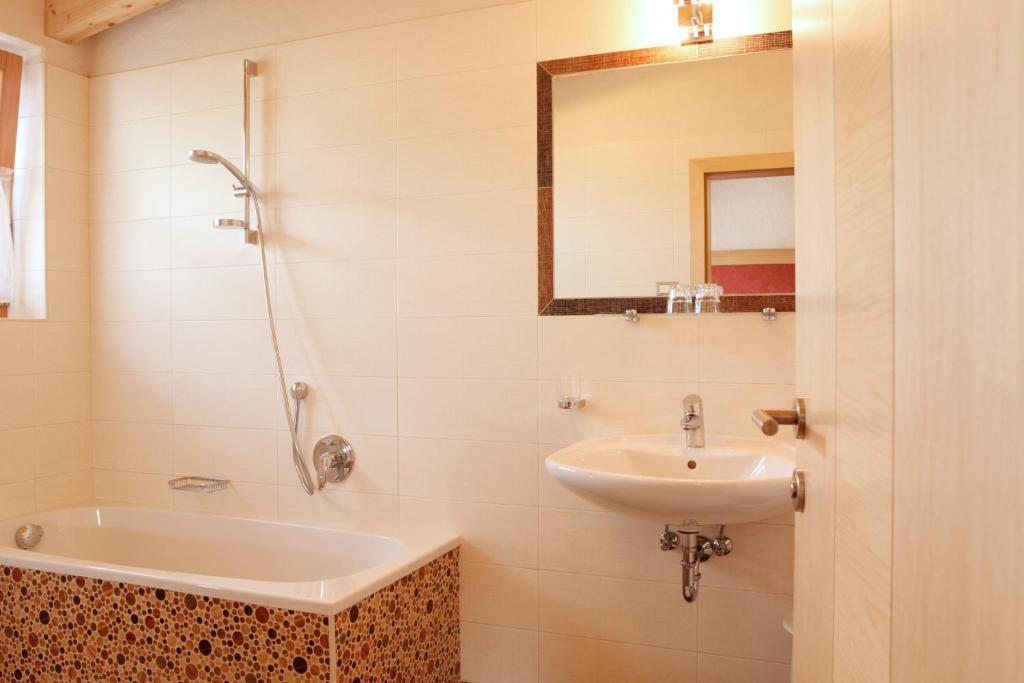 Hotel Garnì Iosc San Vigilio Di Marebbe Esterno foto